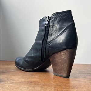 Coclico Black Leather Ankle Boots